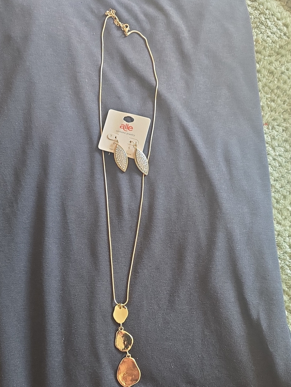Gold-Tone Triple Pendant Necklace in Gold With Earings